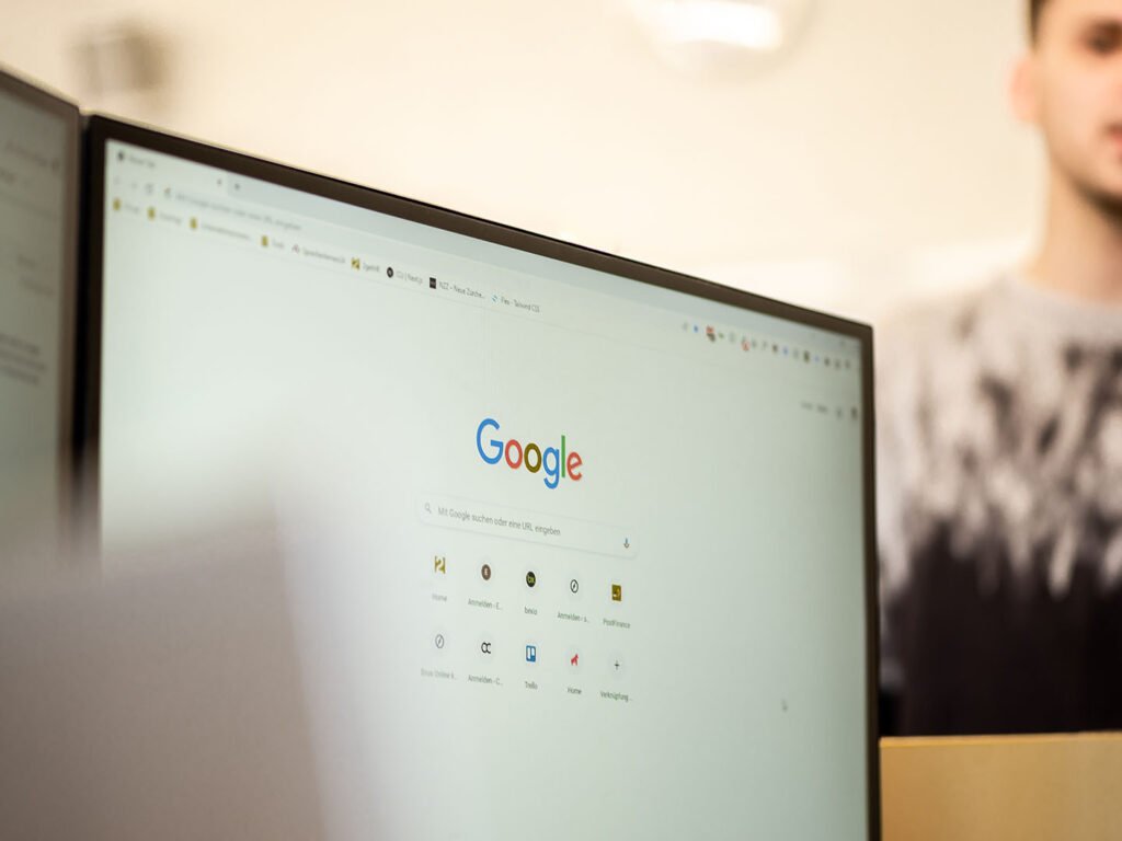 Google-Suchseite auf einem Bildschirm