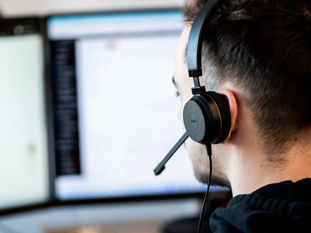 Aufnahme über die Schulter eines Webgorilla Mitarbeiters während WordPress Support Arbeiten ausgeführt werden.